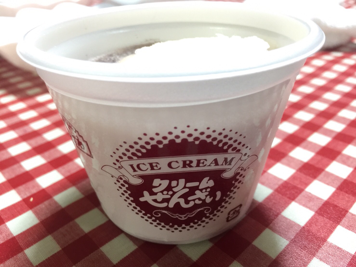  北海道産の小豆、大納言をじっくり煮込みほどよい甘さに味つけされたぜんざいに、アイスクリームが入っています。